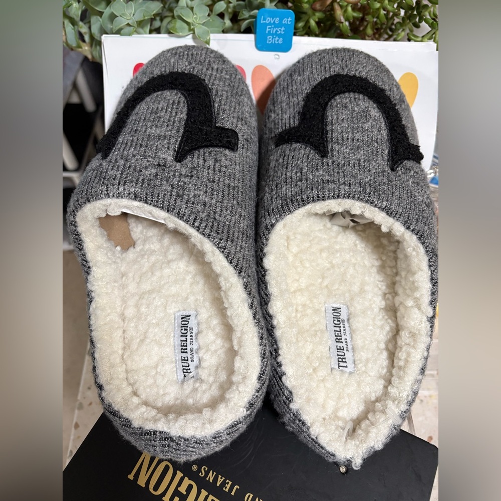 NEW True Religion Mens Slippers, Medium 9/10 Gray w/Black Logo - Picture 5 of 14